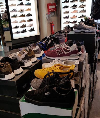 Courir - Villaggio Mall - Lusail - +974 4415 7453