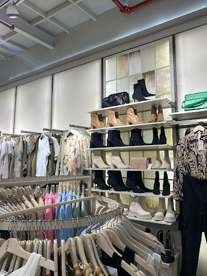 Stradivarius - Qatar|Doha|Youssef 25 - Street|Villaggio Mall Avenue